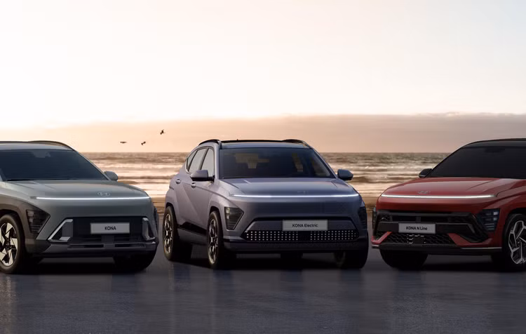 Hyundai Kona EV (giữa) bên cạnh Kona thường (trái) và bản giả hiệu suất cao Kona N-Line (phải) - Ảnh: Hyundai. Hyundai Kona EV (giữa) bên cạnh Kona thường (trái) và bản giả hiệu suất cao Kona N-Line (phải) - Ảnh: Hyundai.