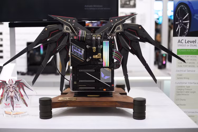 Dàn PC theo phong cách nữ thần Valkyrie trong thần thoại Bắc Âu. Máy dùng chip Core i9-13900k, RAM T-Force Delta RGB DDR5 6000 16 GB, bộ nhớ trong 1 TB, chạy hệ điều hành Windows 11. Ảnh: internet. Dàn PC theo phong cách nữ thần Valkyrie trong thần thoại Bắc Âu. Máy dùng chip Core i9-13900k, RAM T-Force Delta RGB DDR5 6000 16 GB, bộ nhớ trong 1 TB, chạy hệ điều hành Windows 11. Ảnh: internet.