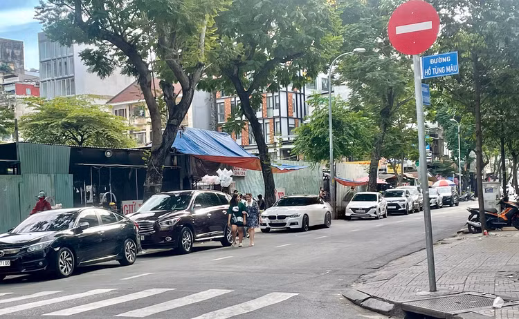 Ôtô đậu sát lề đường vì không có nơi gửi tại khu vực gần phố đi bộ. Ảnh: Đan Thanh.
