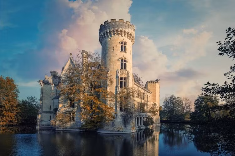 Chateau De La Mothe, Chandeniers (Pháp) là một lâu đài có bề dày lịch sử có từ thế kỷ 13. Năm 2007, một cuộc quyên góp gây quỹ cộng đồng đã được tổ chức để mua và bảo tồn lâu đài. Hàng nghìn người đã đóng góp, chứng minh sự hiện diện của lâu đài tới mọi người trên thế giới. Ngày nay, lâu đài nguy nga, nằm trên mặt nước đã trở thành một địa điểm nổi tiếng để khám phá, thích hợp cho những du khách yêu thích lâu đài với kiến trúc ấn tượng. Ảnh: Mariages.net.
