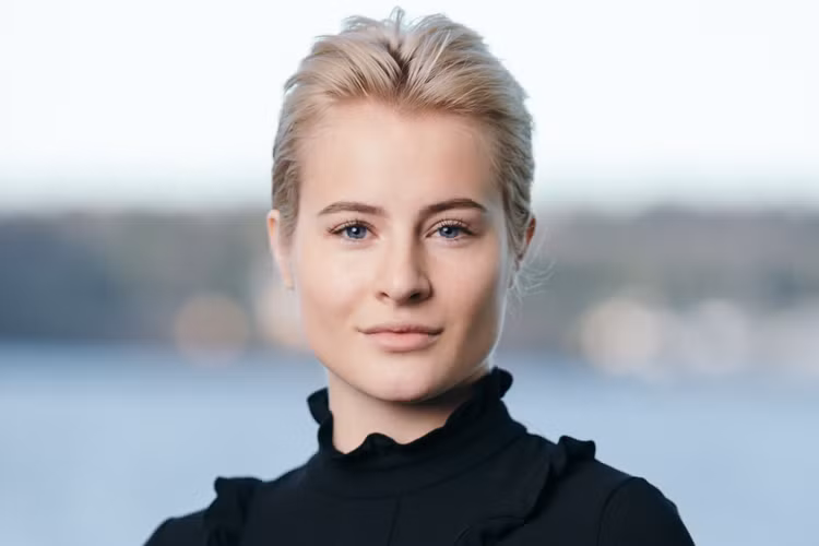 Katharina Andresen 27 tuổi, quốc tịch Na Uy, giá trị ròng: 1,5 tỷ USD. Cùng với em gái Alexandra, Katharina là chủ sở hữu thế hệ thứ sáu của Ferd - công ty đầu tư trị giá hơn 4 tỷ USD (vốn chủ sở hữu). Không chọn làm việc trong công ty gia đình, Katharina hiện là nhân viên phát triển bền vững tại một công ty xây dựng có trụ sở tại Oslo. Ảnh: money Katharina Andresen 27 tuổi, quốc tịch Na Uy, giá trị ròng: 1,5 tỷ USD. Cùng với em gái Alexandra, Katharina là chủ sở hữu thế hệ thứ sáu của Ferd - công ty đầu tư trị giá hơn 4 tỷ USD (vốn chủ sở hữu). Không chọn làm việc trong công ty gia đình, Katharina hiện là nhân viên phát triển bền vững tại một công ty xây dựng có trụ sở tại Oslo. Ảnh: money