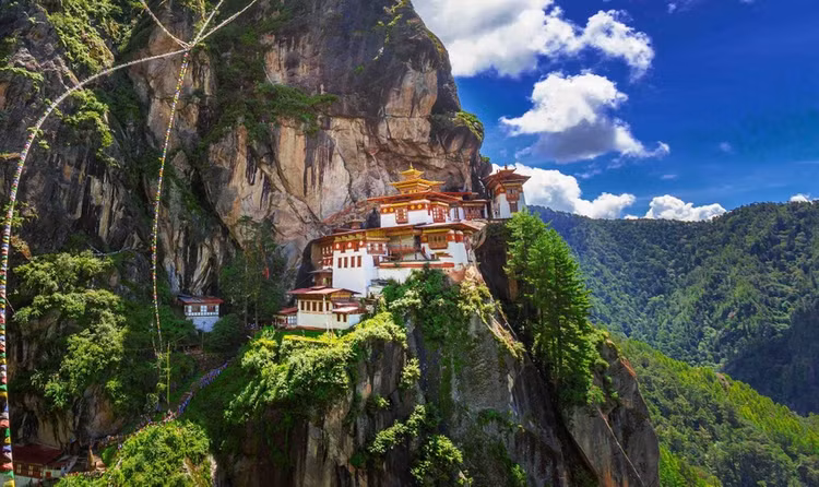 Bhutan là đất nước Phật giáo, tập trung nhiều công trình kiến trúc đặc trưng, nổi tiếng trong đó có thiền viện Paro Taktsang gắn liền quá trình tu tập và hành đạo của Kim cương Thượng sư Liên Hoa Sinh. Thiền viện cheo leo trên vách núi đá nhìn xuống thung lũng Paro. Theo truyền thuyết, Kim cương Thượng sư Liên Hoa Sinh - người được dân Bhutan gọi là Đức Phật - đã cưỡi hổ bay đến thiền định 3 năm trước khi truyền bá đạo vào đất nước này. Vì vậy, thiền viện còn có tên gọi khác là Hổ Huyệt Tự (nơi hổ ẩn náu). Thiền viện linh thiêng này là một trong những Di sản thế giới được UNESCO công nhận. Ảnh: Bhutanpeacefultour.