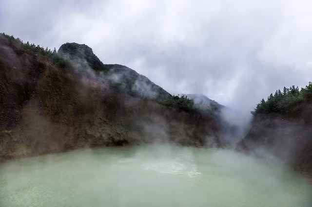 Hồ Boiling (Dominica): Cái tên Boiling (nước sôi) của hồ nước này đã đủ nói lên độ nguy hiểm. Nằm ở Dominica, Boiling là suối nước nóng tự nhiên lớn thứ 2 trên thế giới. Nơi ít nóng nhất của hồ Boiling cũng có nhiệt độ lên tới hơn 80 độ C, đặc biệt tại giữa hồ, nước liên tục sôi sục. Người ta không thể tìm được biện pháp nào kiểm soát nhiệt độ bởi đây là kết quả của một vết nứt trong lòng hồ, khiến dung nham nóng chảy rò rỉ ra ngoài. Ngay cả khi nhiệt độ giảm xuống, dòng nước của hồ Boiling cũng không an toàn bởi nó có thể sôi trở lại bất cứ lúc nào, giải phóng các khí độc hại như CO2. Ảnh: internet. Hồ Boiling (Dominica): Cái tên Boiling (nước sôi) của hồ nước này đã đủ nói lên độ nguy hiểm. Nằm ở Dominica, Boiling là suối nước nóng tự nhiên lớn thứ 2 trên thế giới. Nơi ít nóng nhất của hồ Boiling cũng có nhiệt độ lên tới hơn 80 độ C, đặc biệt tại giữa hồ, nước liên tục sôi sục. Người ta không thể tìm được biện pháp nào kiểm soát nhiệt độ bởi đây là kết quả của một vết nứt trong lòng hồ, khiến dung nham nóng chảy rò rỉ ra ngoài. Ngay cả khi nhiệt độ giảm xuống, dòng nước của hồ Boiling cũng không an toàn bởi nó có thể sôi trở lại bất cứ lúc nào, giải phóng các khí độc hại như CO2. Ảnh: internet.