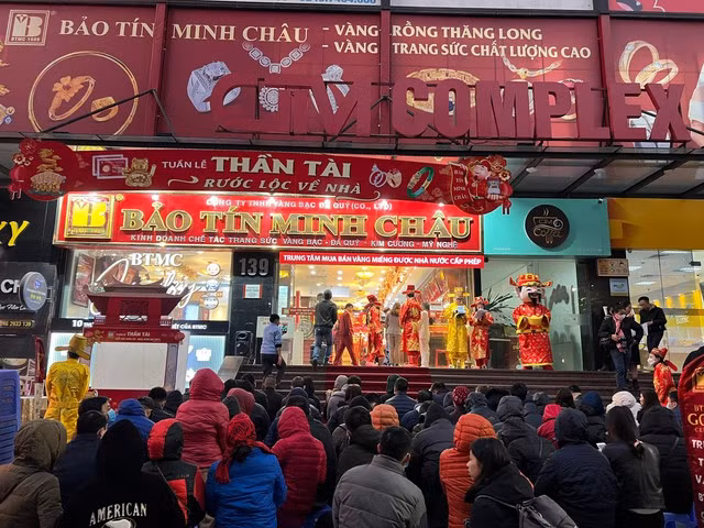 Ngày vía Thần Tài năm nay rơi vào thứ ba (31/1), ngay từ sáng sớm, bất chấp giá lạnh, nhiệt độ chỉ 11 độ C, nhiều người đã đến để mua vàng - Ảnh:cafef