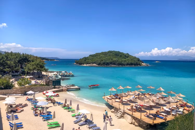 Thị trấn ven biển Ksamil của Albania hiện là một trong những điểm đến được săn đón nhất mùa hè năm nay, sau khi hàng nghìn video về nơi này trở thành xu hướng trên mạng xã hội. Ksamil nằm dọc theo phía nam biển Adriatic, với khung cảnh tự nhiên hoang sơ và yên bình vì chưa được khai thác triệt để cho du lịch. Ảnh: nothingfamiliar