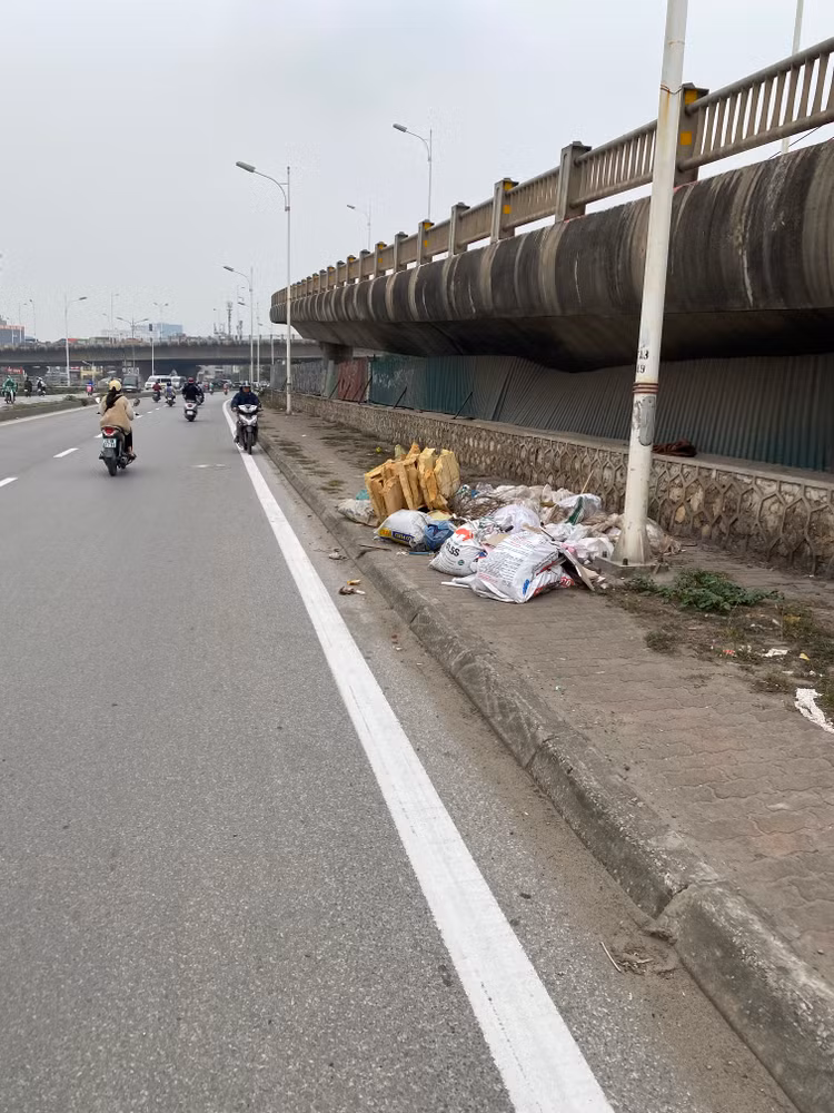 Đề nghị Chính quyền địa phương, các cơ quan chức năng sớm kiểm tra và có phương án thu dọn rác thải tại khu vực, có biện pháp tăng cường kiểm tra, xử lý nghiêm khắc những trường hợp đổ rác thải không đúng nơi quy định, ngăn chặn tình trạng này tái diễn để không còn hình ảnh nhếch nhác, ô nhiễm, góp phần giữ gìn vệ sinh môi trường và mỹ quan đô thị.