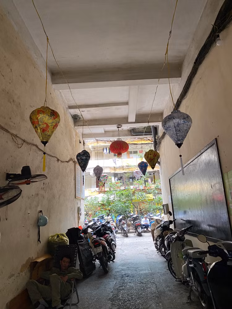 Lối đi chỉ còn một lối nhỏ ở giữa 2 "làn xe".