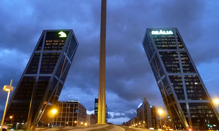 Tháp đôi Puerta de Europa, Tây Ban Nha :Tòa tháp đôi văn phòng nghiêng có tên Puerta de Europa I và Europa II nằm trên đại lộ Paseo de la Castellana, một đại lộ lớn theo hướng bắc nam ở Madrid. Được hoàn thành vào năm 1996, các tòa nhà có độ nghiêng 15 độ và là tòa nhà chọc trời nghiêng đầu tiên trên thế giới. Công trình được cho là một giải pháp sáng tạo để giải phóng đủ không gian cho nút giao thông tàu điện ngầm. Ảnh: internet. Tháp đôi Puerta de Europa, Tây Ban Nha :Tòa tháp đôi văn phòng nghiêng có tên Puerta de Europa I và Europa II nằm trên đại lộ Paseo de la Castellana, một đại lộ lớn theo hướng bắc nam ở Madrid. Được hoàn thành vào năm 1996, các tòa nhà có độ nghiêng 15 độ và là tòa nhà chọc trời nghiêng đầu tiên trên thế giới. Công trình được cho là một giải pháp sáng tạo để giải phóng đủ không gian cho nút giao thông tàu điện ngầm. Ảnh: internet.