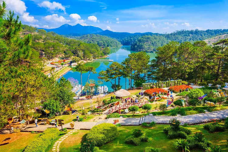 Cùng với nhiệt độ quanh năm mát mẻ, Đà Lạt xứng đáng là điểm nghỉ dưỡng hàng đầu mà bất kỳ ai cũng mong muốn đặt chân đến Ảnh: soca travel Cùng với nhiệt độ quanh năm mát mẻ, Đà Lạt xứng đáng là điểm nghỉ dưỡng hàng đầu mà bất kỳ ai cũng mong muốn đặt chân đến Ảnh: soca travel