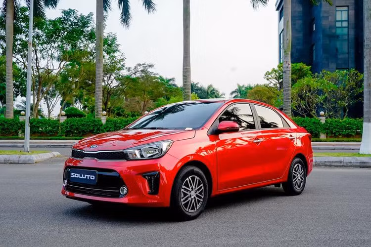 Nếu bạn đang tìm một dòng xe sedan hạng B có giá bán từ 369 triệu với bản MT thì Kia Soluto sẽ là sự chọn lựa cho bạn. Phong cách trẻ trung, năng động và tích hợp nhiều trang bị hỗ trợ, tiện ích hiện đại như: Android Auto và Apple CarPlay, màn hình 7inch, hệ thống âm thanh 6 loa,..