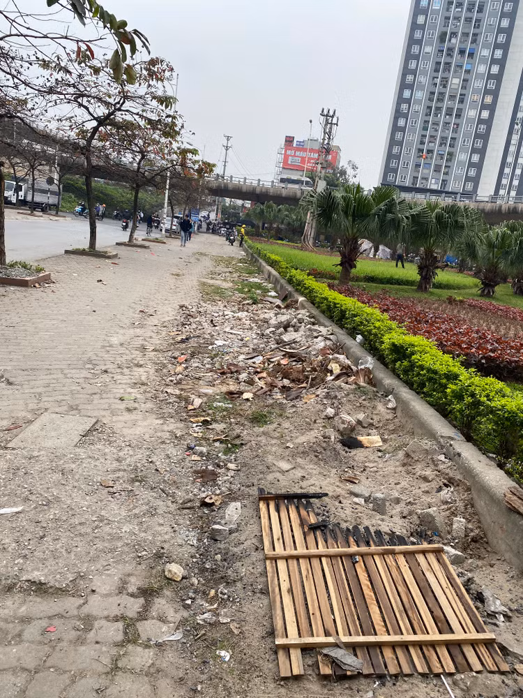 Rác thải, phế thải đất đá xây dựng chưa được xử lý hết.