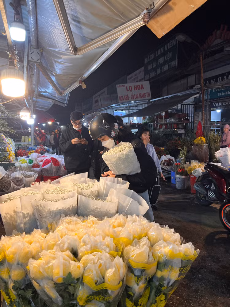 Hoa tươi nên nhiều khách đã lựa được bó ưng ý sau khi dạo qua vài sạp hoa.