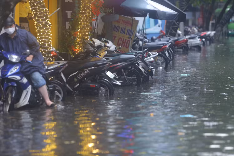 Cảnh báo đợt mưa này có khả năng sẽ gây ngập úng cho nhiều tuyến phố nội thành từ 0,1 m đến 0,4 m. Cảnh báo cấp độ rủi ro thiên tai do ngập lụt cấp 1.