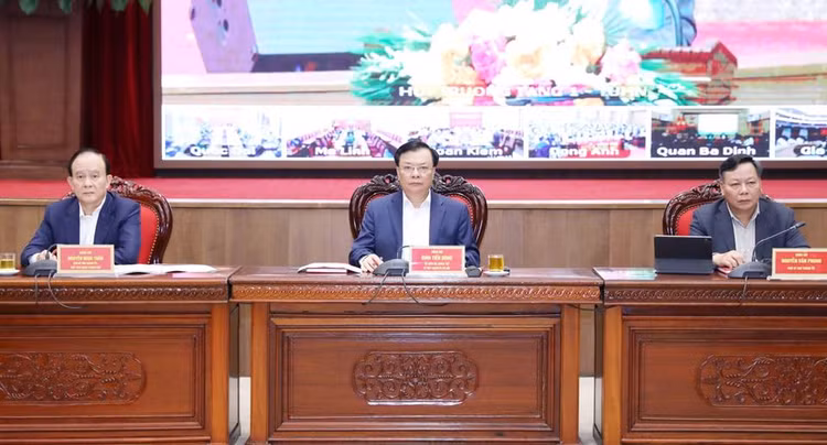 Bí thư Thành uỷ Đinh Tiến Dũng cùng các đồng chí lãnh đạo TP Hà Nội chủ trì hội nghị. - Ảnh:kinhtedothi. Bí thư Thành uỷ Đinh Tiến Dũng cùng các đồng chí lãnh đạo TP Hà Nội chủ trì hội nghị. - Ảnh:kinhtedothi.