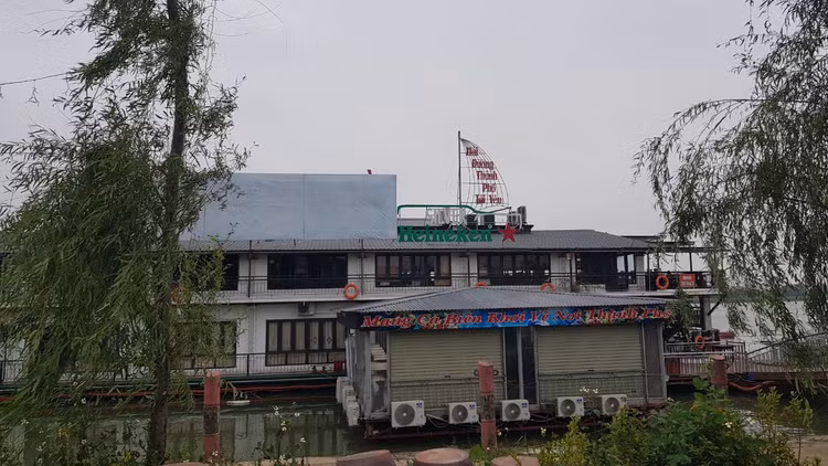 Nhà hàng du thuyền trong khu vực cảng Cống Câu.