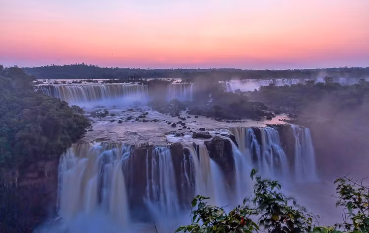 Thác Iguazu nằm ở biên giới giữa Argentina và Brazil. Ảnh: CNN. Thác Iguazu nằm ở biên giới giữa Argentina và Brazil. Ảnh: CNN.