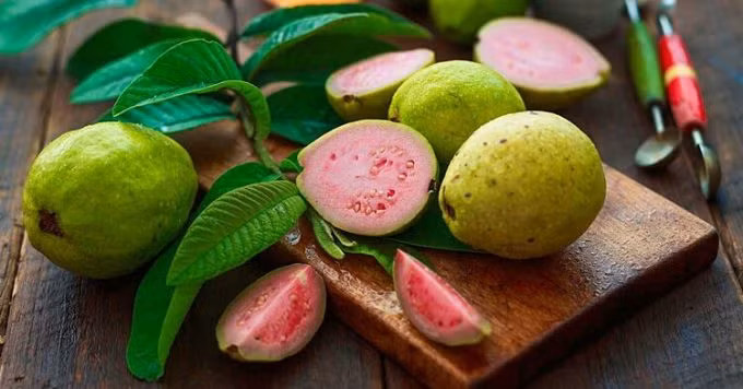 Ổi có giá rẻ giật mình. Các loại ổi lê ngon giá 10-15 nghìn đồng, các điểm giải cứu ổi giá 5 nghìn đồng thậm chí trên mạng nhiều người rao bán theo set 30-40 nghìn đồng/10 kg.