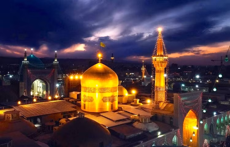 Sau thủ đô Tehran, đây là thành phố lớn thứ hai và là điểm đến du lịch nổi tiếng nhờ vô số các điểm tham quan lịch sử và tôn giáo.Những người theo đạo Hồi đến đây để bày tỏ sự sùng bái tại Nhà thờ Hồi giáo Goharshad. Trong khi người yêu nghệ thuật đến để chiêm ngưỡng kiến trúc tuyệt đẹp của nó. Ảnh: Irancultur