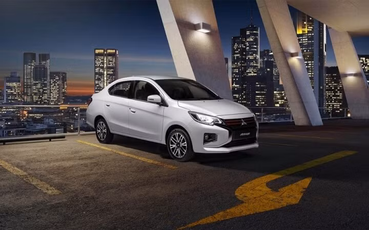 Có 3 phiên bản Mitsubishi Attrage 2023 đang được phân phối tại thị trường Việt Nam dưới dạng nhập khẩu nguyên chiếc Thái Lan với giá từ 380 - 490 triệu đồng, tùy phiên bản. Xe có 3 màu sắc cơ bản gồm xám, đỏ và trắng.