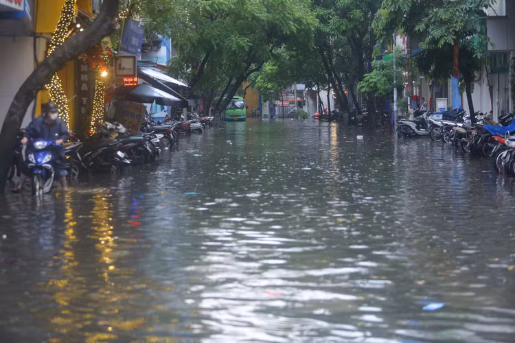 Trung tâm cảnh báo, từ nay đến 3 giờ tới, vùng mây đối lưu này tiếp tục phát triển, gây mưa giông cho các khu vực kể trên và các vùng lân cận thuộc nội thành Hà Nội. Trong 3 giờ tới, khu vực nội thành Hà Nội và các vùng lân cận vẫn tiếp tục có mưa vừa đến mưa to với lượng mưa phổ biến trong khoảng từ 20-50 mm, có nơi trên 60 mm.