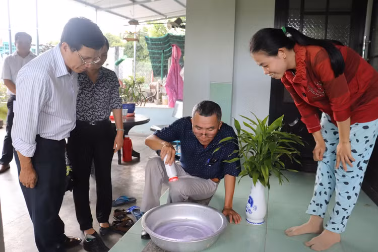 Cán bộ Trung tâm Kiểm soát bệnh tật tỉnh Khánh Hòa hướng dẫn người dân cách diệt lăng quăng để phòng chống sốt xuất huyết. Ảnh: baodantoc. Cán bộ Trung tâm Kiểm soát bệnh tật tỉnh Khánh Hòa hướng dẫn người dân cách diệt lăng quăng để phòng chống sốt xuất huyết. Ảnh: baodantoc.