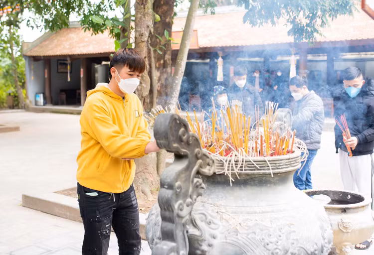 Mùi khói nhang, sắc màu rực rỡ của đèn, hoa cùng với không gian thanh tịnh của chốn linh thiêng sẽ làm cho lòng người trở nên nhẹ nhàng, thanh thản - Ảnh: bacninhtv. Mùi khói nhang, sắc màu rực rỡ của đèn, hoa cùng với không gian thanh tịnh của chốn linh thiêng sẽ làm cho lòng người trở nên nhẹ nhàng, thanh thản - Ảnh: bacninhtv.