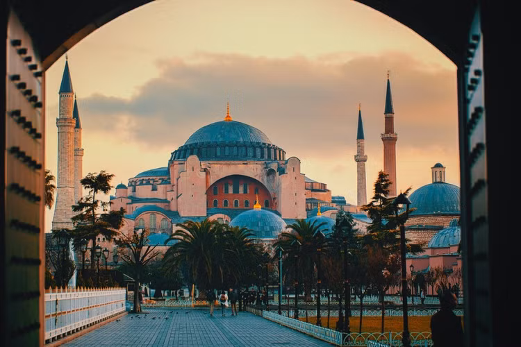 Thánh đường Hagia Sophia (Thổ Nhĩ Kỳ) là một di tích lịch sử quan trọng do hoàng đế Byzantine Justinian I xây dựng. Đây là một kiệt tác kiến trúc của thời kỳ Byzantine, đặc biệt nổi tiếng với mái vòm khổng lồ có đường kính hơn 30 m và cao tới 55 m so với mặt đất. Ngày nay, Hagia Sophia hoạt động như một bảo tàng và là một trong những địa điểm du lịch nổi tiếng nhất của Thổ Nhĩ Kỳ. Ảnh: Ibrahim Uzun/Unsplash. Thánh đường Hagia Sophia (Thổ Nhĩ Kỳ) là một di tích lịch sử quan trọng do hoàng đế Byzantine Justinian I xây dựng. Đây là một kiệt tác kiến trúc của thời kỳ Byzantine, đặc biệt nổi tiếng với mái vòm khổng lồ có đường kính hơn 30 m và cao tới 55 m so với mặt đất. Ngày nay, Hagia Sophia hoạt động như một bảo tàng và là một trong những địa điểm du lịch nổi tiếng nhất của Thổ Nhĩ Kỳ. Ảnh: Ibrahim Uzun/Unsplash.
