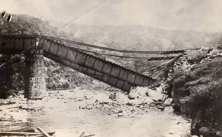 Đại thảm họa động đất Kantō 1923 là một thảm họa ghê gớm tại vùng Kantō của Nhật Bản. Động đất mạnh dẫn tới đổ vỡ nhà cửa, gây ra hỏa hoạn quy mô lớn. Phần lớn người chết và bị thương là do hỏa hoạn. Vào lúc 11 giờ 58 phút 32 giây giờ địa phương ngày 1 tháng 9 năm 1923, một trận động đất mạnh 7,9 độ Richter đã xảy ra ở vị trí 35,1 vĩ độ Bắc - 139,5 kinh độ Đông, dưới đáy biển, cách bờ vịnh Sagami khoảng 80 km về phía Tây Bắc. Đặc điểm của trận động đất này là nạn nhân chết vì nhà sập mái đè ít mà vì hỏa hoạn là chủ yếu - Ảnh:internnet