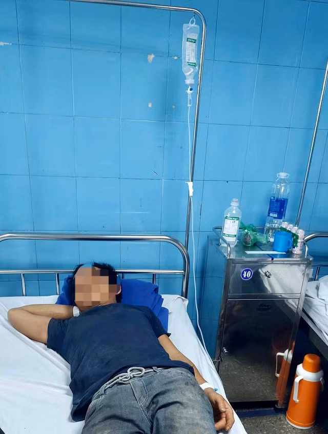 Một trong 3 bệnh nhân bị ngộ độc do ăn cóc, phải nhập viện cấp cứu. Ảnh: SKĐS Một trong 3 bệnh nhân bị ngộ độc do ăn cóc, phải nhập viện cấp cứu. Ảnh: SKĐS