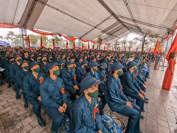 Theo thông tin từ Bộ Tư lệnh Thủ đô, trong năm 2023, Hà Nội có 4.240 tân binh lên đường nhập ngũ. Theo thông tin từ Bộ Tư lệnh Thủ đô, trong năm 2023, Hà Nội có 4.240 tân binh lên đường nhập ngũ.