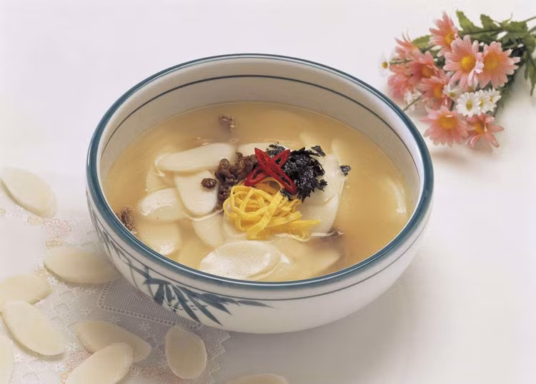 Mọi thành viên trong gia đình sẽ quây quần bên nhau thưởng thức canh để cầu mong có sức khỏe dồi dào và may mắn trong năm mới - Ảnh:internet.