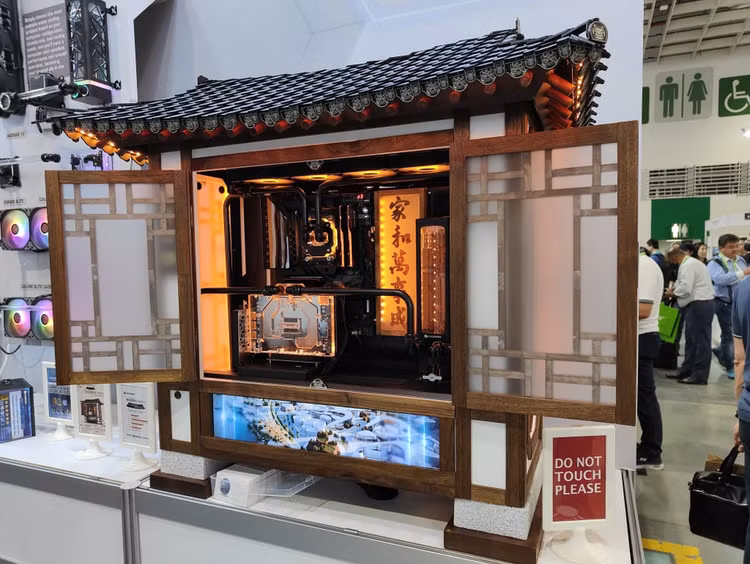 Raijintek, công ty Đài Loan chuyên cung cấp phụ kiện PC mang đến Computex 2023 bản độ PC mang hướng cổ điển. Nó được chế tác tinh xảo và gần như tạo thành tâm điểm cho khu vực của Raijintek tại hội nghị. Cỗ máy được trang bị RAM của G.Skill. Ảnh: WePC. Raijintek, công ty Đài Loan chuyên cung cấp phụ kiện PC mang đến Computex 2023 bản độ PC mang hướng cổ điển. Nó được chế tác tinh xảo và gần như tạo thành tâm điểm cho khu vực của Raijintek tại hội nghị. Cỗ máy được trang bị RAM của G.Skill. Ảnh: WePC.