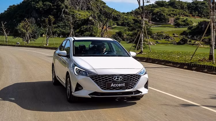 Hyundai Accent bản hiện tại sở hữu động cơ Kappa 1.4L MPI với công suất tối đa 100 mã lực tại 6.000 vòng/phút và mô-men xoắn cực đại 132 Nm tại 4.000 vòng/phút, sử dụng hộp số tự động 6 cấp và có hệ dẫn động cầu trước ổn định. Xe hiện có giá niêm yết từ 426 - 542 triệu đồng. Ảnh: internet. Hyundai Accent bản hiện tại sở hữu động cơ Kappa 1.4L MPI với công suất tối đa 100 mã lực tại 6.000 vòng/phút và mô-men xoắn cực đại 132 Nm tại 4.000 vòng/phút, sử dụng hộp số tự động 6 cấp và có hệ dẫn động cầu trước ổn định. Xe hiện có giá niêm yết từ 426 - 542 triệu đồng. Ảnh: internet.