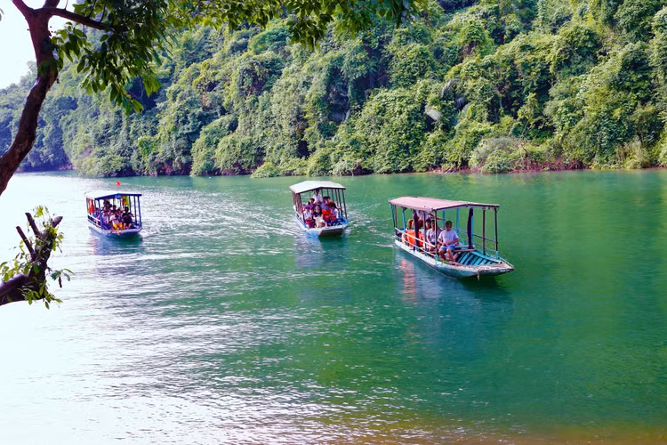 Hồ Ba Bể - hồ nước ngọt tự nhiên lớn nhất Việt Nam. Ảnh: Huyền Chi. Hồ Ba Bể - hồ nước ngọt tự nhiên lớn nhất Việt Nam. Ảnh: Huyền Chi.