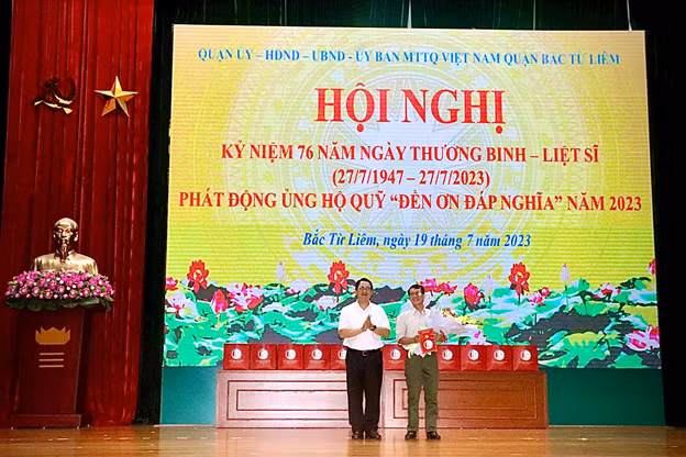 Đồng chí Vũ Hà Bí thư quận ủy, Thành ủy viên, bí thư quận ủy tặng quà gia đình chính sách.