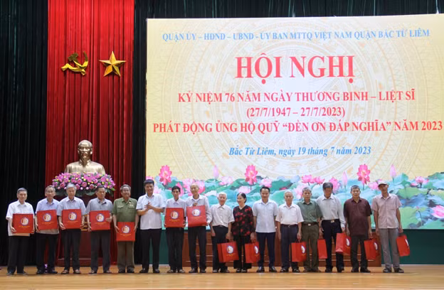 Lãnh đạo Ban Thường vụ quận ủy Bắc Từ Liêm tặng sổ tiết kiệm, quà cho cán bộ lão thành, thương bệnh binh, gia đình chính sách nhân dịp ngày 27/7/2023.