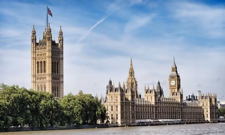 Điện Westminster là một biểu tượng cho kiến trúc Phục hưng Gothic, nằm ở bờ bắc sông Thames. Công trình có diện tích 3,24 ha rộng lớn, bao gồm 1.100 phòng, 100 cầu thang và 4,8 km lối đi. Cung điện được xây dựng lại sau một trận hỏa hoạn phá hủy các tòa nhà thời Trung cổ ban đầu vào năm 1834. Nơi đây là một trong những điểm tham quan được chụp ảnh nhiều nhất của London. Ảnh:internet.