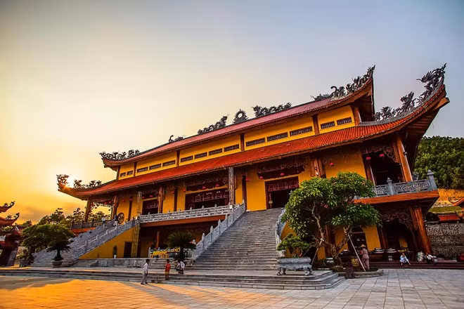 Chùa Ba Vàng tọa lạc ở núi Ba Vàng, thuộc phường Quang Trung, thành phố Uông Bí, tỉnh Quảng Ninh. Nằm ở độ cao 340m, với địa thế đẹp hai bên là Thanh Long, Bạch Hổ chầu phục, phía trước là sông, phía sau là núi hai bên là rừng thông, chùa Ba Vàng đã trở thành một mỹ cảnh làm say lòng biết bao du khách. Chùa Ba Vàng tọa lạc ở núi Ba Vàng, thuộc phường Quang Trung, thành phố Uông Bí, tỉnh Quảng Ninh. Nằm ở độ cao 340m, với địa thế đẹp hai bên là Thanh Long, Bạch Hổ chầu phục, phía trước là sông, phía sau là núi hai bên là rừng thông, chùa Ba Vàng đã trở thành một mỹ cảnh làm say lòng biết bao du khách.