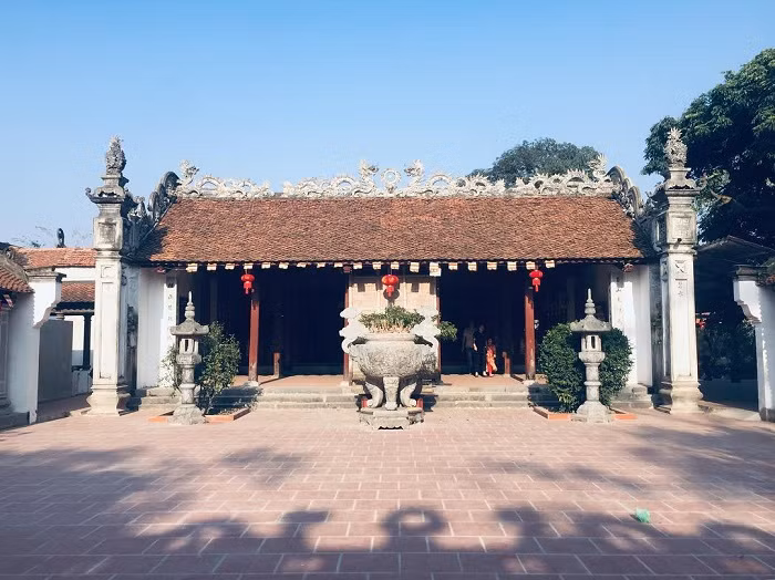 Ngôi chùa này còn có tên gọi khác là Bảo Sơn Tự, thuộc thôn Đanh, Ngọc Sơn, Kim Bảng, Hà Nam. Nếu như các ngôi chùa khác nổi tiếng với sự đông đúc, kiến trúc đặc biệt thì chùa Bà Đanh Hà Nam được nhiều người biết tới bởi câu nói thương hiệu “Vắng như chùa Bà Đanh”. Ảnh: internet.