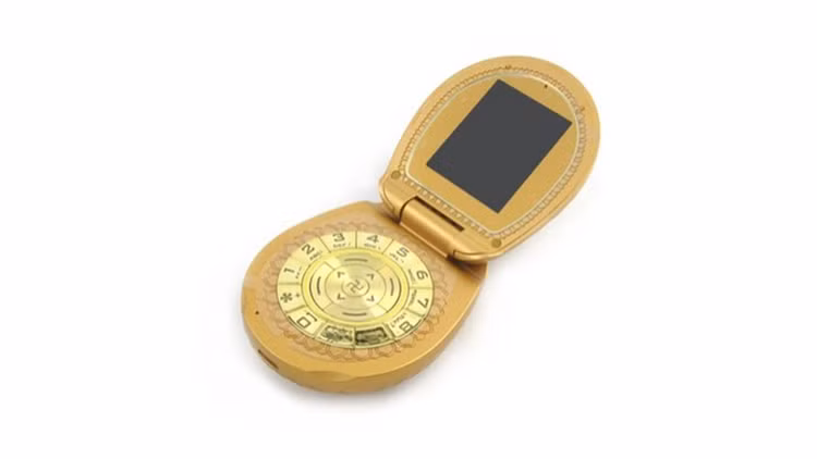 C91 Golden Buddha là một trong số rất ít mẫu điện thoại được sản xuất để phục vụ các mục đích tôn giáo. Theo Softpedia News, C91 Golden Buddha sở hữu màn hình 2.0 inch, máy nghe nhạc MP3, camera 1.3 MP và kết nối Bluetooth. Đặc điểm nổi bật nhất của chiếc điện thoại này là thiết kế dạng hình tròn, mạ vàng và biểu tượng chữ vạn của phương Đông ở giữa mặt số. Ngoài ra, C91 Golden Buddha còn có một bông hoa sen trên vỏ và một bức tượng Phật bằng vàng trên màn hình nền hiển thị. C91 Golden Buddha là một trong số rất ít mẫu điện thoại được sản xuất để phục vụ các mục đích tôn giáo. Theo Softpedia News, C91 Golden Buddha sở hữu màn hình 2.0 inch, máy nghe nhạc MP3, camera 1.3 MP và kết nối Bluetooth. Đặc điểm nổi bật nhất của chiếc điện thoại này là thiết kế dạng hình tròn, mạ vàng và biểu tượng chữ vạn của phương Đông ở giữa mặt số. Ngoài ra, C91 Golden Buddha còn có một bông hoa sen trên vỏ và một bức tượng Phật bằng vàng trên màn hình nền hiển thị.