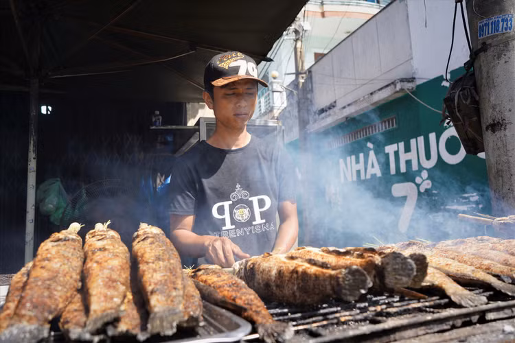 Cá khi nướng trên bếp than được lật liên tục để cá không bị cháy khét - Ảnh:laodong.vn Cá khi nướng trên bếp than được lật liên tục để cá không bị cháy khét - Ảnh:laodong.vn