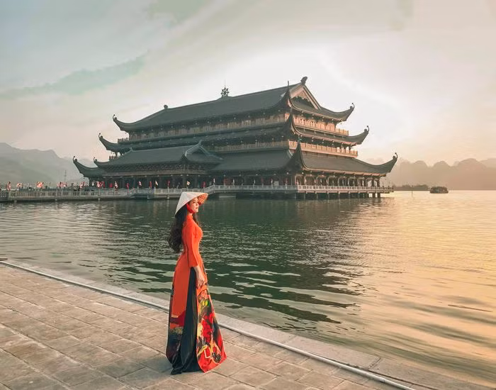 Chùa Tam Chúc – Hà Nam nằm ở thị trấn Ba Sao, huyện Kim Bảng, tỉnh Hà Nam, cách thành phố Hà Nội khoảng 70km, cách chùa Bái Đính (Ninh Bình) khoảng 30km, cách chùa Hương (Hà Nội) khoảng 4,5km, được xem như là ngôi chùa lớn nhất thế giới tính đến hiện tại, nằm trong quần thể khu du lịch Tam Chúc thơ mộng, trữ tình - Ảnh:internet. Chùa Tam Chúc – Hà Nam nằm ở thị trấn Ba Sao, huyện Kim Bảng, tỉnh Hà Nam, cách thành phố Hà Nội khoảng 70km, cách chùa Bái Đính (Ninh Bình) khoảng 30km, cách chùa Hương (Hà Nội) khoảng 4,5km, được xem như là ngôi chùa lớn nhất thế giới tính đến hiện tại, nằm trong quần thể khu du lịch Tam Chúc thơ mộng, trữ tình - Ảnh:internet.