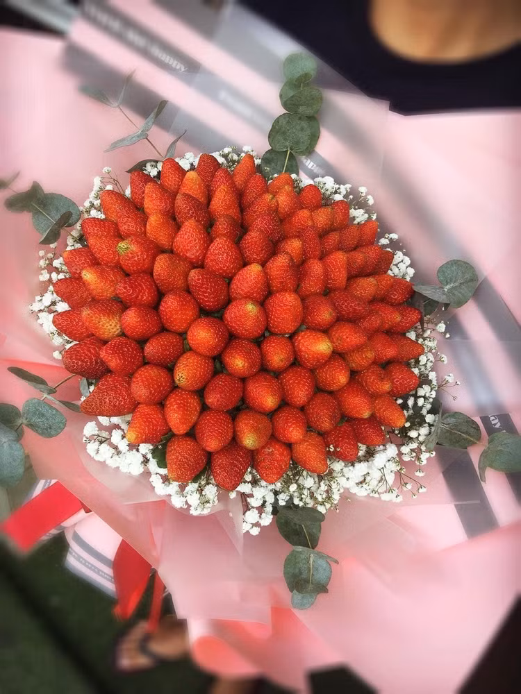 Những bóa hoa được làm từ dâu tây cũng thu hút lượng khách nhất định dịp 14/2 này. Những bóa hoa được làm từ dâu tây cũng thu hút lượng khách nhất định dịp 14/2 này.