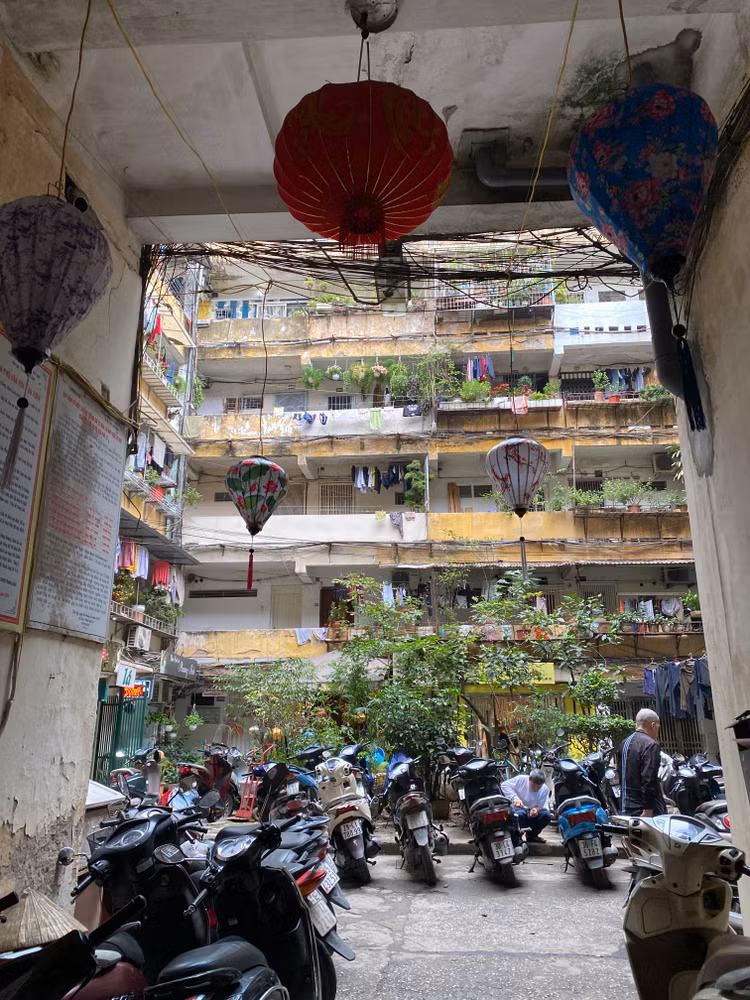 Khoảng sân kín xe.