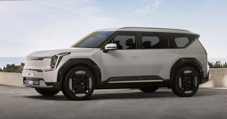 Kia EV9 còn có vô-lăng dạng "thụt thò", màn hình siêu rộng 27 inch, cửa sổ trời toàn cảnh và 3 hàng ghế. EV9 cũng là mẫu xe đầu tiên của Kia được trang bị công nghệ tự hành Automode. Giá bán hiện chưa được tiết lộ, nhưng một cuộc khảo sát ý kiến khách hàng cho thấy giá có thể ở mức khởi điểm khoảng 56.000 USD cho phiên bản tiêu chuẩn và hơn 70.000 USD cho bản cao cấp nhất. Ảnh: internet.