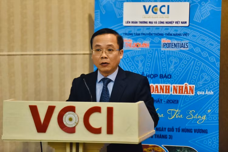 Ông Bùi Trung Nghĩa – Phó chủ tịch Liên đoàn Thương Mại và Công nghiệp Việt Nam phát triểu chỉ đạo tại buổi lễ. Ông Bùi Trung Nghĩa – Phó chủ tịch Liên đoàn Thương Mại và Công nghiệp Việt Nam phát triểu chỉ đạo tại buổi lễ.