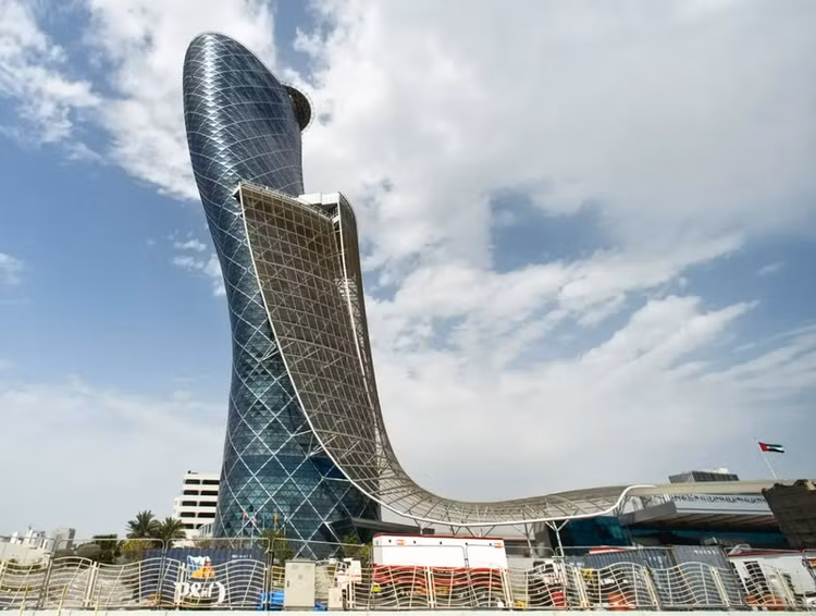 Tháp Capital Gate, UAE: Là một trong những địa danh nổi bật nhất trên đường chân trời của Abu Dhabi, tháp Capital Gate cao 160 m, được thiết kế nghiêng 18 độ về phía tây. Công trình giữ kỷ lục Guinness Thế giới về tòa nhà nhân tạo nghiêng xa nhất. Ảnh: Artur Widak. Tháp Capital Gate, UAE: Là một trong những địa danh nổi bật nhất trên đường chân trời của Abu Dhabi, tháp Capital Gate cao 160 m, được thiết kế nghiêng 18 độ về phía tây. Công trình giữ kỷ lục Guinness Thế giới về tòa nhà nhân tạo nghiêng xa nhất. Ảnh: Artur Widak.