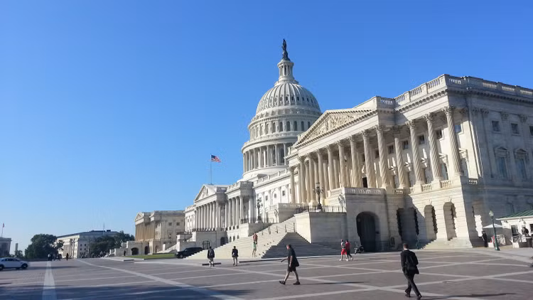 Điện Capitol đã trở thành ngọn hải đăng cho nền dân chủ Mỹ kể từ sự kiện Quốc hội họp lần đầu tiên tại đây vào năm 1800. Tòa nhà Quốc hội Mỹ được thiết kế vào năm 1792 bởi William Thornton, một bác sĩ không được đào tạo bài bản về kiến trúc. Viên đá nền được đặt bởi George Washington vào năm 1793 và mái vòm của tòa nhà được coi là một kiệt tác của người Mỹ. Công trình nổi tiếng này vẫn là một trong những tòa nhà mang tính biểu tượng nhất của quốc gia. Ảnh: focusasiatravel
