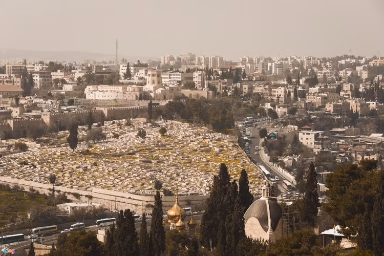Thành Jerusalem được thành lập từ thiên niên kỷ thứ 4 TCN, nằm trên lưu vực biển Địa Trung Hải và Biển Chết. Đây là nơi Chúa Jesus bị đóng đinh trên thập giá. Hàng năm, hàng trăm nghìn giáo dân trên khắp thế giới đổ về vùng đất thánh này. Là vùng đất thánh, sự linh thiêng và tôn nghiêm hiện hữu ở khắp mọi nơi. Hiện nay có 4 tôn giáo hoạt động tại đây là Kitô giáo, Hồi giáo, Do Thái giáo và Armenia. Ảnh: zingnews.vn