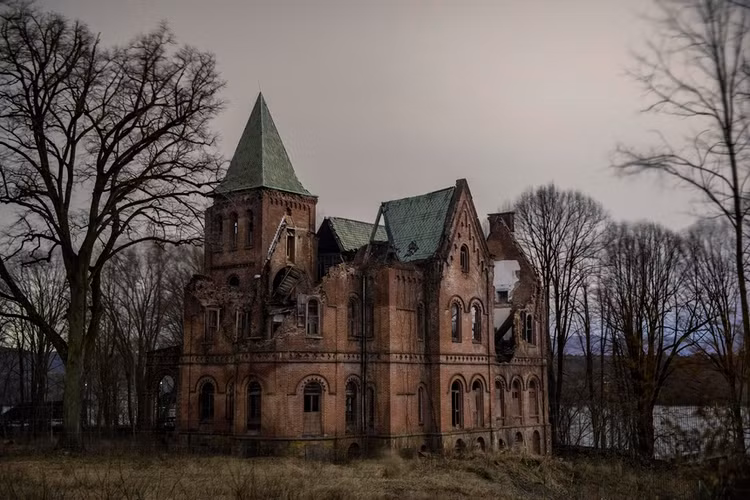 Wyndclyffe Mansion (Mỹ) được xây dựng bởi bà Elizabeth Schermerhorn. Bà đã sinh sống trong dinh thự được vài thập kỷ. Thậm chí, nơi này còn là nguồn cảm hứng cho nhiều dinh thự khác. Cho đến những năm 1950, khi những tai ương của cuộc đại suy thoái xảy ra, dinh thự bị bỏ hoang hoàn toàn. Hơn 70 năm sau, dinh thự đang dần bị lấn át bởi rừng cây của sông Hudson Valley. Đáng ngạc nhiên, không có bất kỳ câu chuyện đáng sợ nào liên quan đến ngôi nhà. Du khách có thể đến tham quan và khám phá. Ảnh: Reddit.